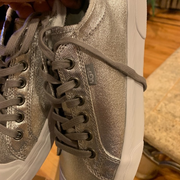 Brand new (only tried on) UGG ARIES SIZE W 6.5 - Picture 3 of 7